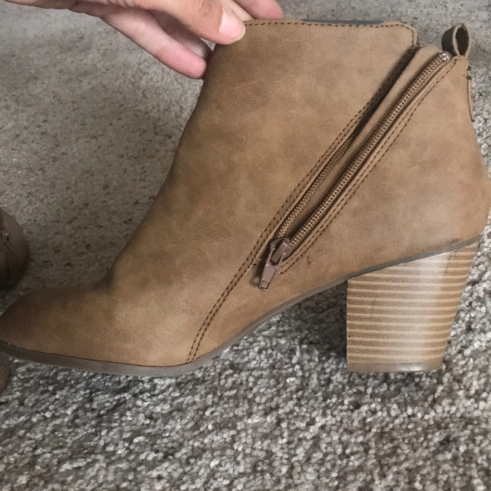 Boots - Picture 4 of 5
